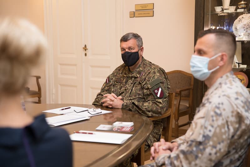 Армия увольняет невакцинированных