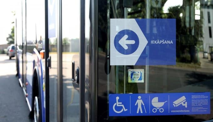 Льготами в транспорте Риги продолжат пользоваться вакцинированные учителя, медики, соцработники