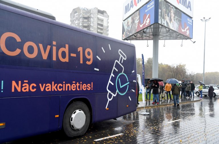 В нескольких микрорайонах Риги можно сделать прививку от COVID-19 в специализированных автобусах