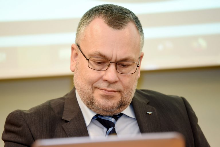 Семья Цимдарса опровергает слухи о его поддельном сертификате COVID-19