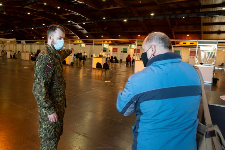 Военные будут помогать вакцинировать население отдаленных городов