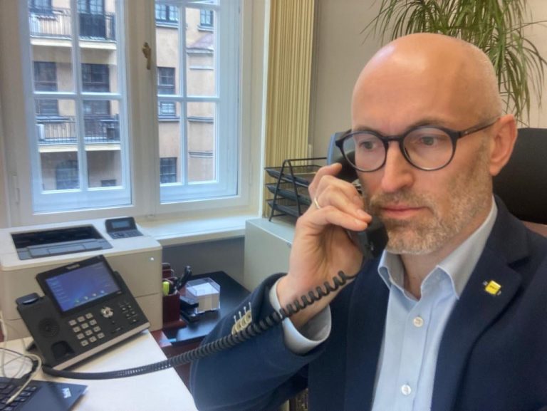 «Это было непросто, но…»: министр решил сам обзвонить пенсионеров, чтобы убедить их пройти вакцинацию