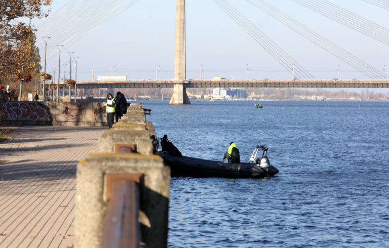 У Каменного моста в Даугаве утонул автомобиль