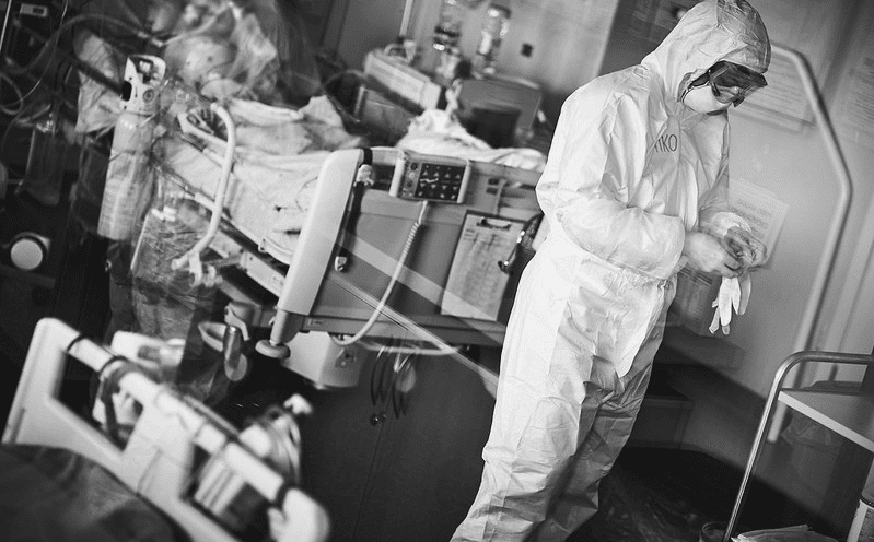 Сколько среди умерших от COVID невакцинированных? Отвечает SPKC