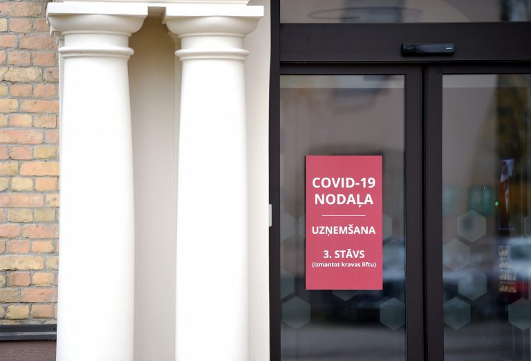 В сентябре 88,5% госпитализированных с COVID-19 и 89,2% умерших не были привиты