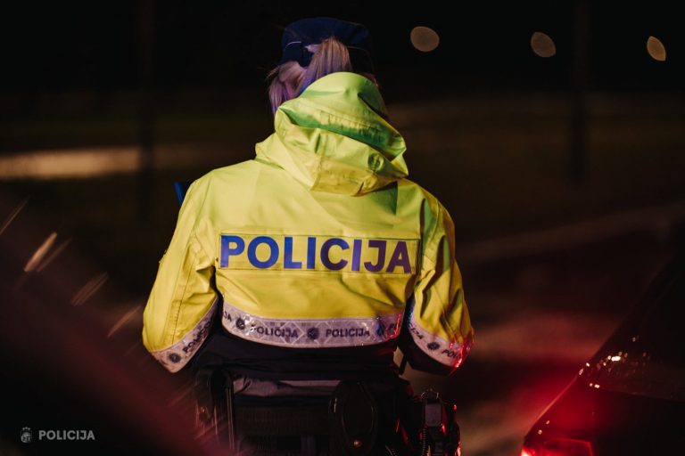 «Спасибо за вашу работу в это трудное время!»: жительница Латвии благодарит полицию за помощь в комендантский час