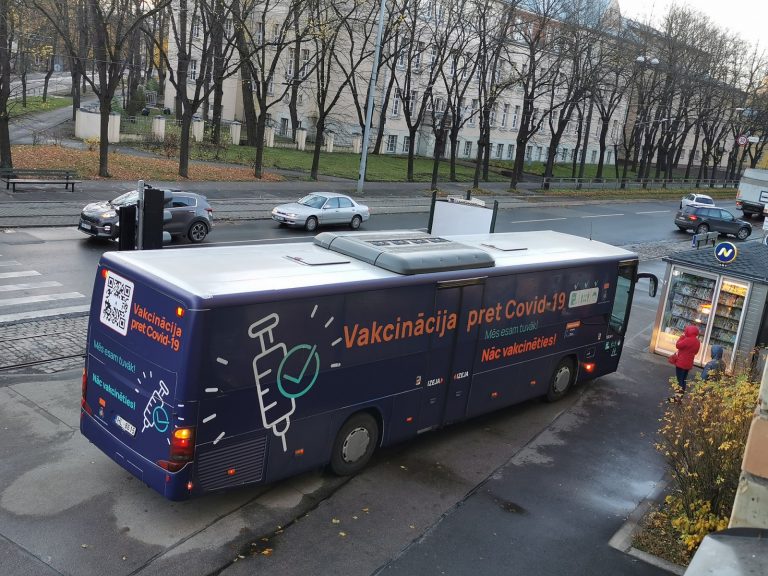 Павлютс лично будет убеждать жителей сделать прививку. Сегодня он отправится в Плявниеки
