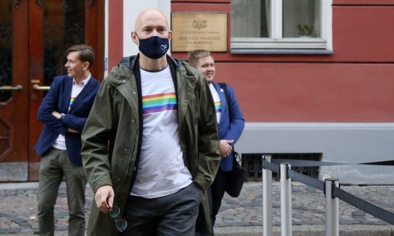 Медики продолжают требовать отставки Павлютса