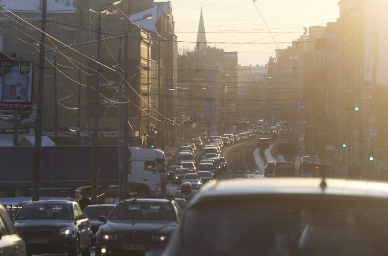 Эксперты предлагают регулярно проверять у водителей знания ПДД