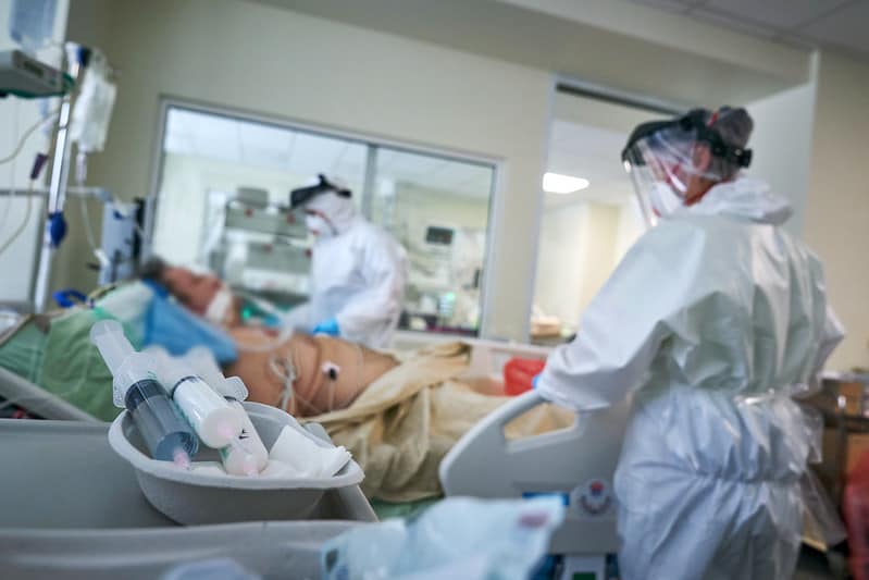 В Латвии рекорд летальности: скончались 64 человека с COVID, выявлено 2 919 случаев