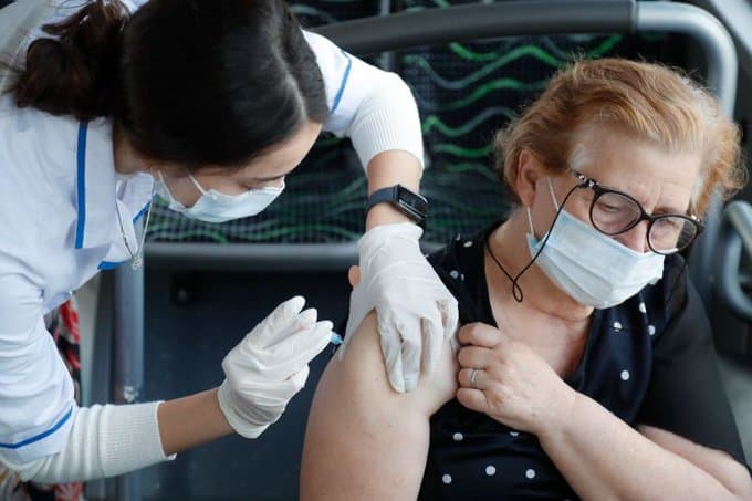 ЦСУ: среди пожилых людей в Латвии полностью вакцинированы 63% латышей и 43% русскоязычных