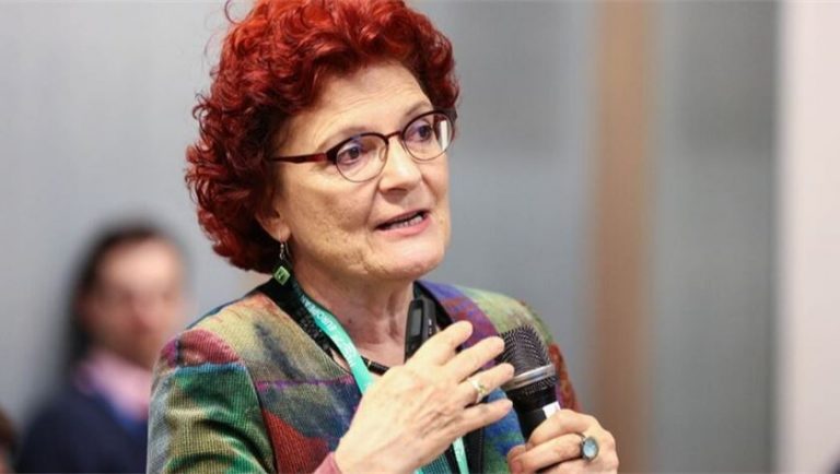 Аммон: долгосрочным решением является вакцинация, а не строгие ограничения