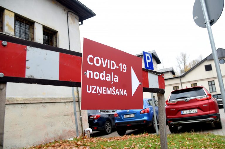 В Латвии выявлено 1800 случаев COVID, скончались 16 человек