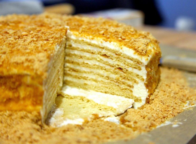 5 несложных рецептов очень вкусного торта «Медовик»