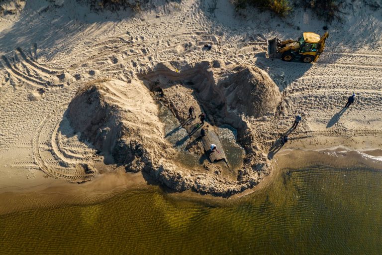 Остов древнего корабля на Болдерайском пляже будет законсервирован до лучших времен