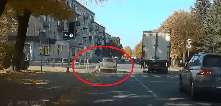 Очевидцы сообщили о пьяном водителе в Елгаве. В ходе погони нарушитель был задержан (ВИДЕО)