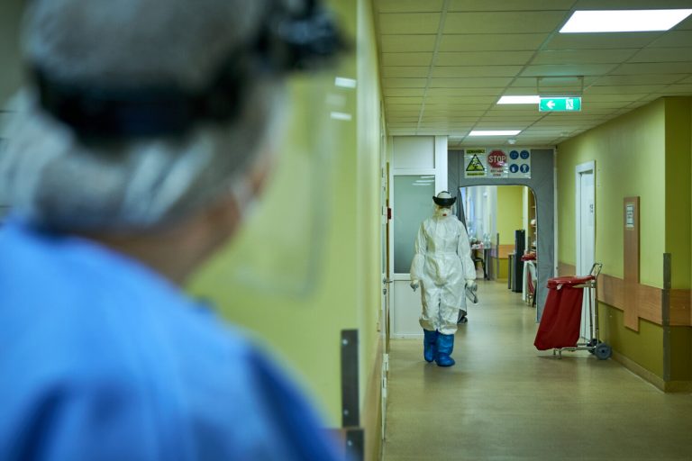 В Латвии выявлено 1010 новых случаев COVID, 14 человек скончались