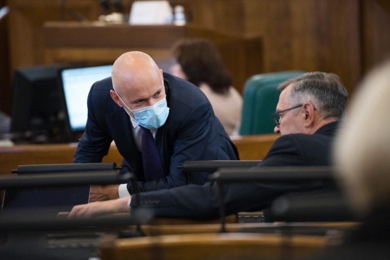 Павлютс: ограничения необходимы для очной работы школ и нормальной экономики