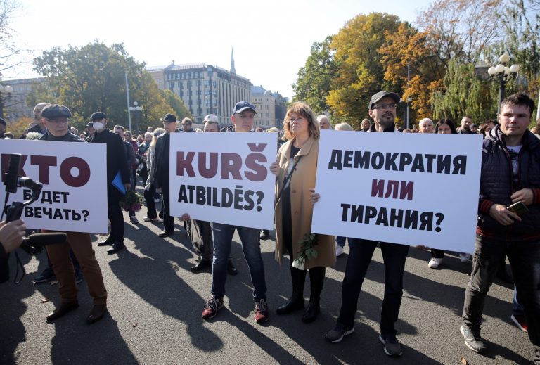 Политолог: правительство испугалось протестов, вот и затягивает принятие решений