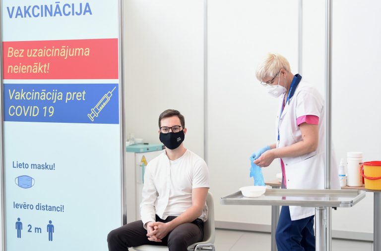 По крайней мере одну дозу вакцины от COVID-19  получила половина населения Латвии