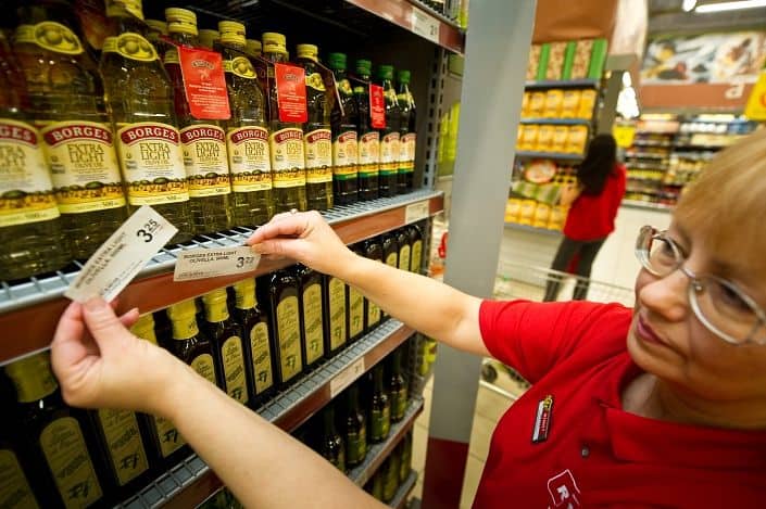 Цены за год выросли на 4,8% - больше всего подорожали жилье, питание и образование