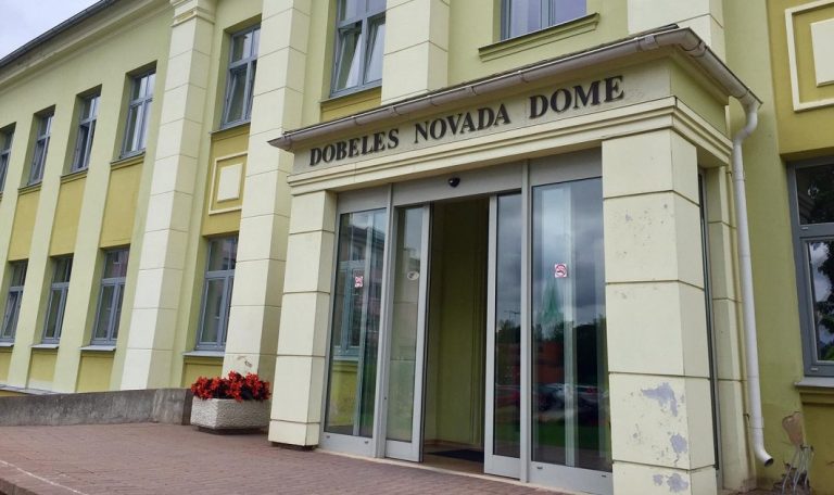 Экс-министра экономики подозревают в даче «политической взятки»