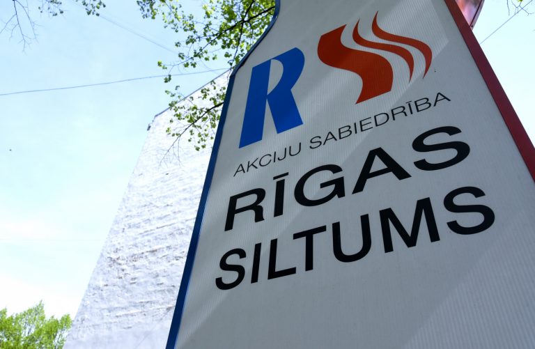 «Rīgas siltums» призывает включить отопление во всех домах Риги