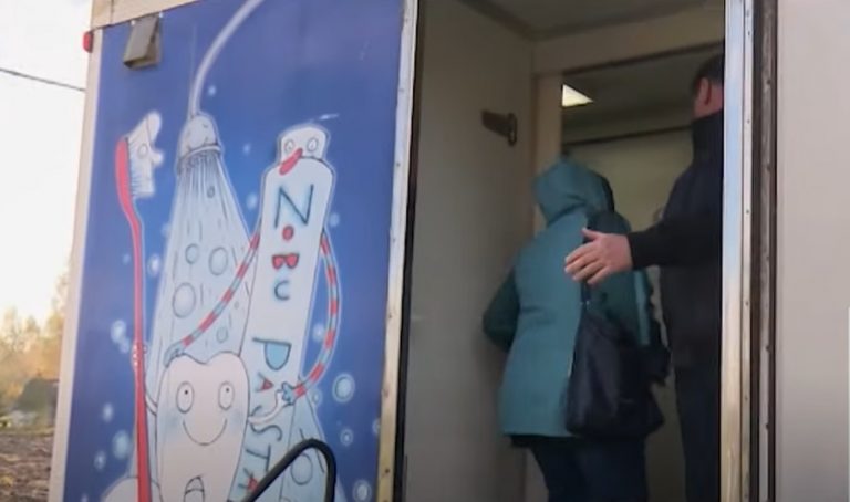 Вместе с автолавкой в поселки приезжает бусик для вакцинации (ВИДЕО)