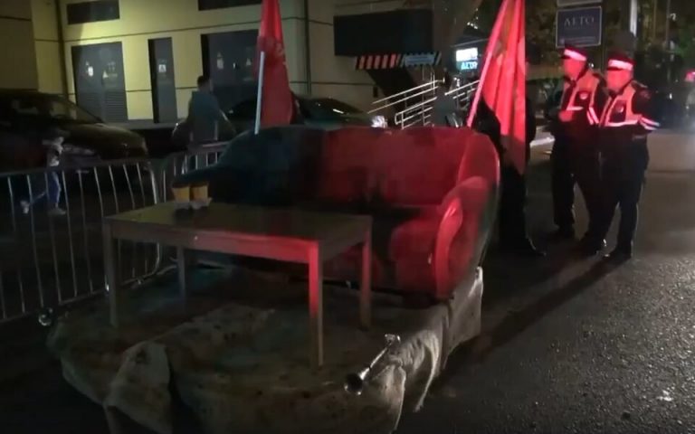 В Сочи сотрудники ГИБДД остановили диван на колесах