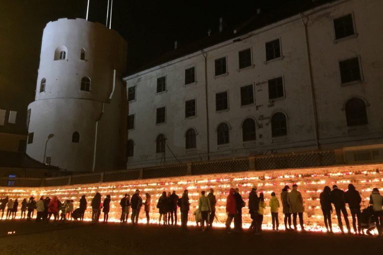 В Латвии отмечается День Лачплесиса. Рижан просят провести торжественный вечер дома