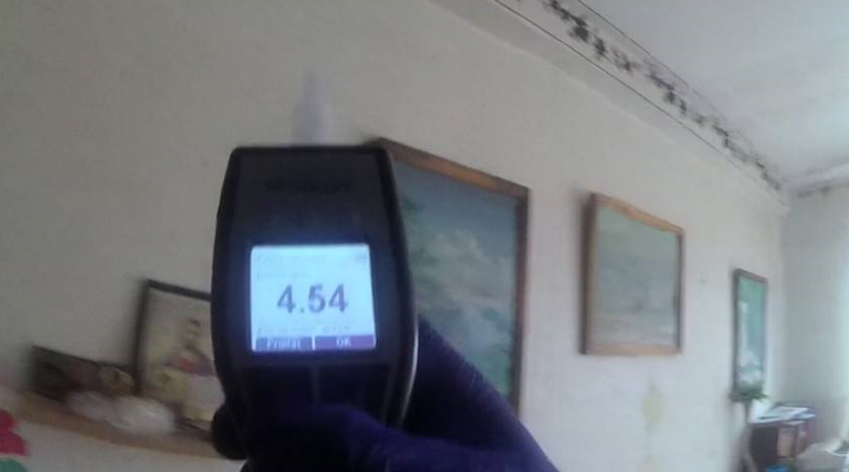 Женщина напилась и заснула прямо на лестничной площадке дома. Ее 11-летнюю дочь забрали в кризисный центр