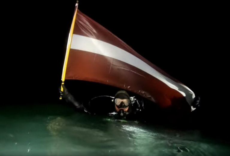 ВМС Латвии поздравляют жителей с Днем Лачплесиса со дна морского (ВИДЕО)