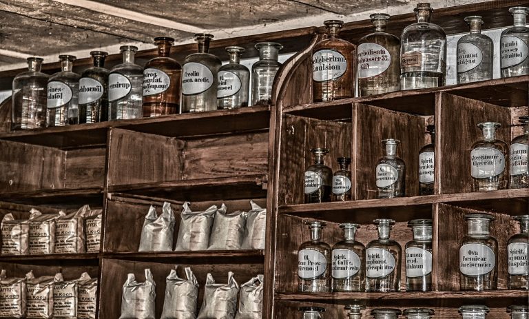 Вакцинацию смогут проводить также и фармацевты