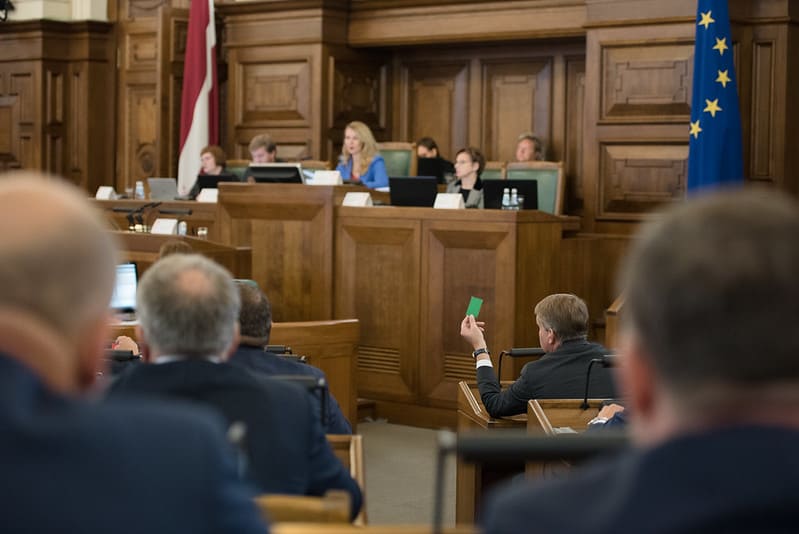 Депутатам без COVID-сертификата могут запретить работать без сохранения зарплаты
