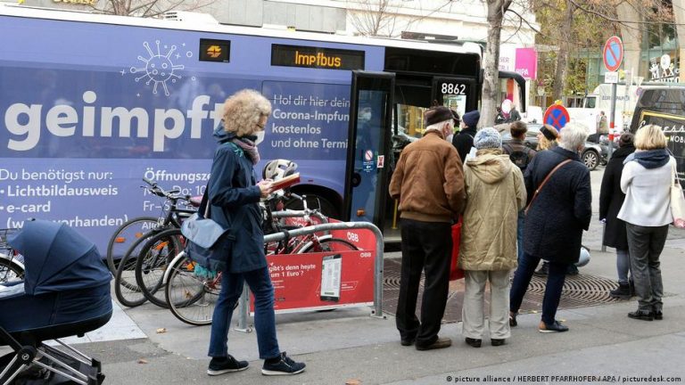 В Австрии введут локдаун для непривитых