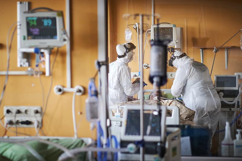 Заболеваемость COVID в Латвии снижается, но количество тяжелых пациентов растет