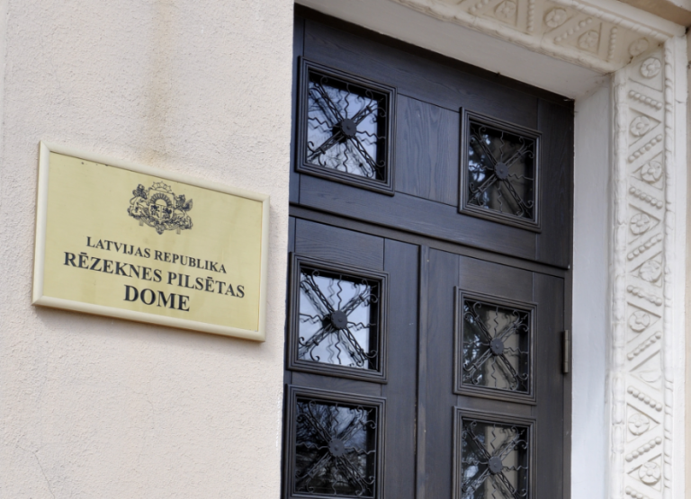У трети депутатов Резекненской думы приостановлены полномочия из-за отсутствия COVID-сертификатов