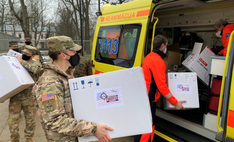 Американские военные подарили латвийской «неотложке» мобильные аппараты ИВЛ
