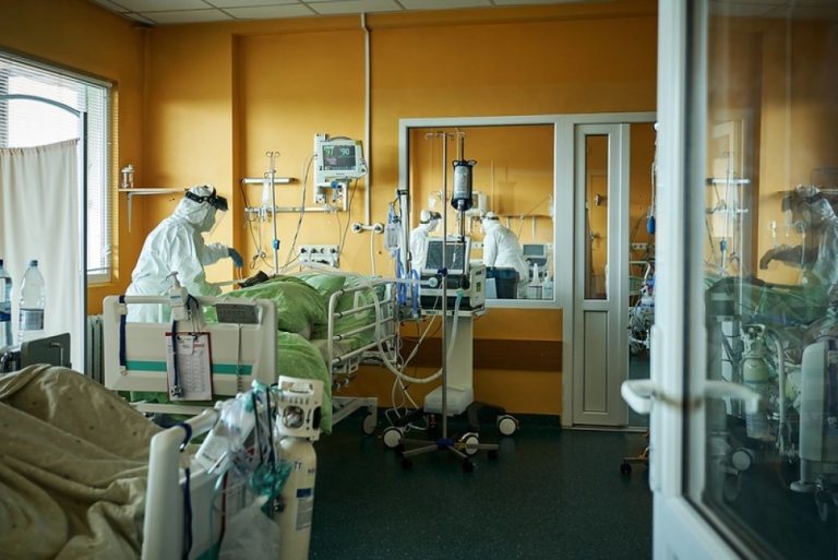 В отдельных больницах реанимации по-прежнему заполнены пациентами с COVID-19