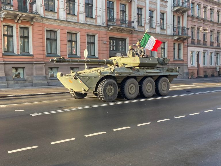 Армия с союзниками поздравила Латвию, прокатившись на военной технике по Риге (ФОТО и ВИДЕО)