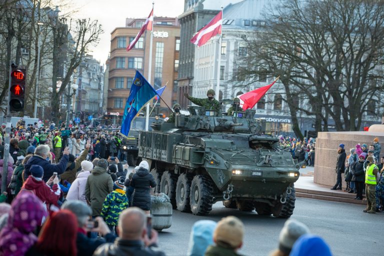 ФОТОГАЛЕРЕЯ: «сюрприз» НВС собрал у памятника Свободы более тысячи человек