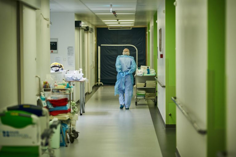Количество пациентов с COVID-19 в больницах немного снизилось