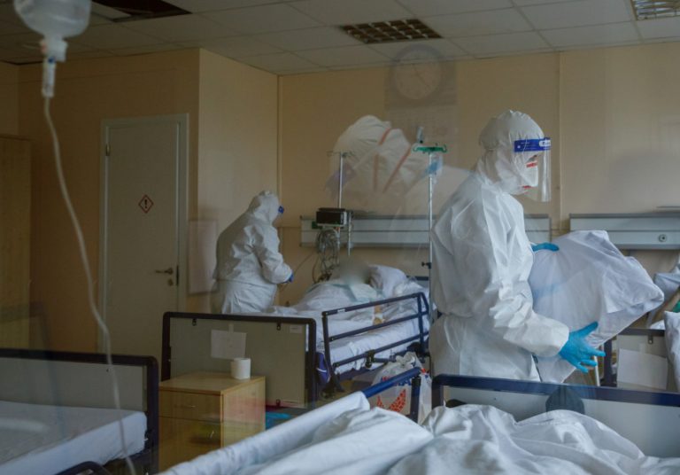 Количество пациентов с COVID-19 в больницах уменьшилось до 1052 человек