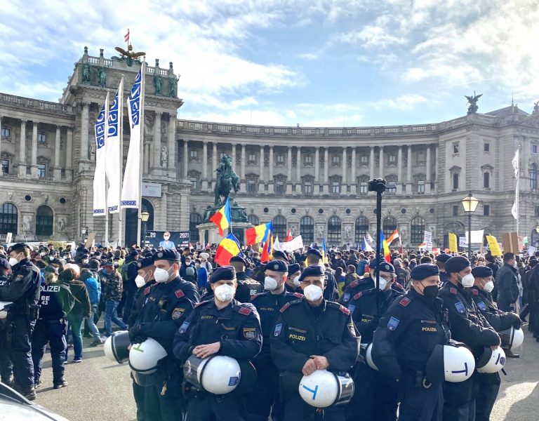 В Вене десятки тысяч человек собрались на акцию протеста против COVID-ограничений