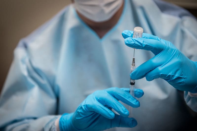 NVD: уже видим «свет в конце тоннеля». Латвия по охвату вакцинацией догнала Австрию, а по первым дозам — Литву