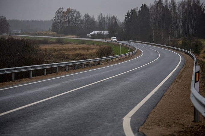 Latvijas valsts ceļi: передвижение затруднено по всей Латвии. Дороги посыпаются противоскользящими материалами