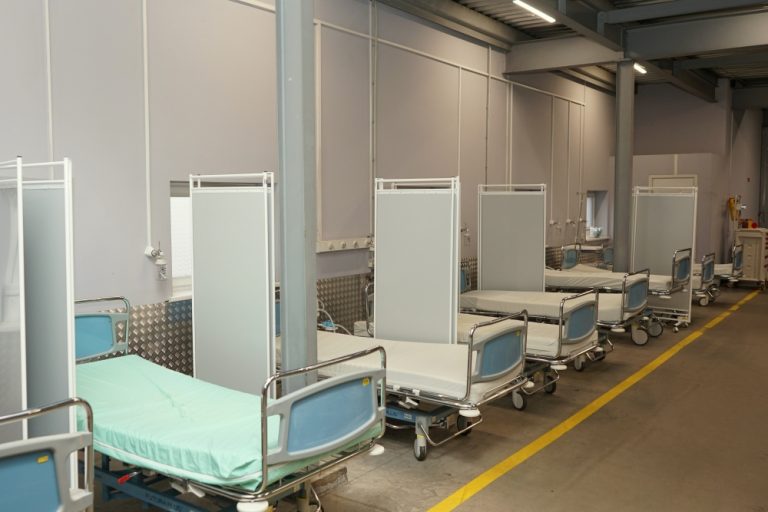 Количество пациентов с COVID-19 в больницах увеличилось до 1106 человек