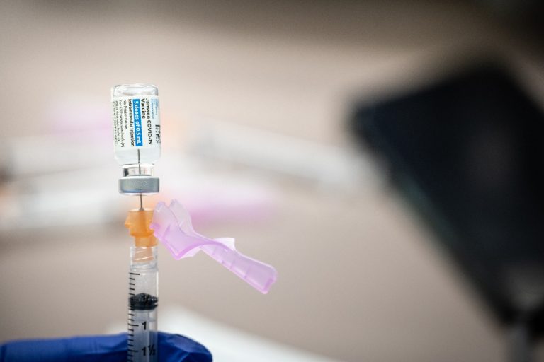 Бустерная вакцинация в Латвии превысила число привившихся в первый раз