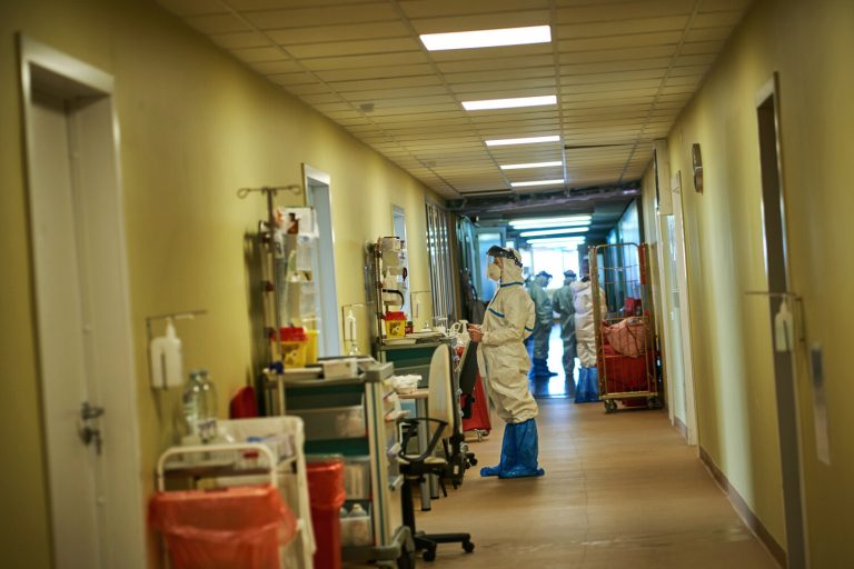 Впервые за долгое время количество COVID-пациентов в больницах составляет меньше 1000