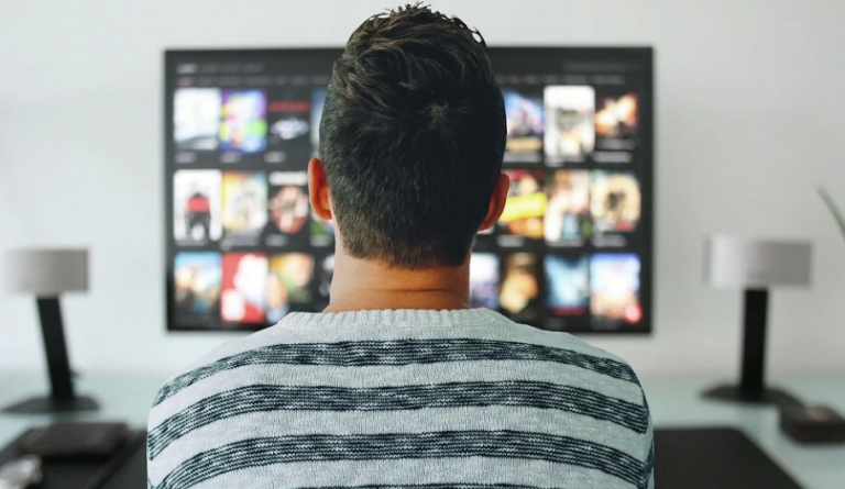 Какие черты заставляют людей смотреть сериалы запоем? Отвечают психологи